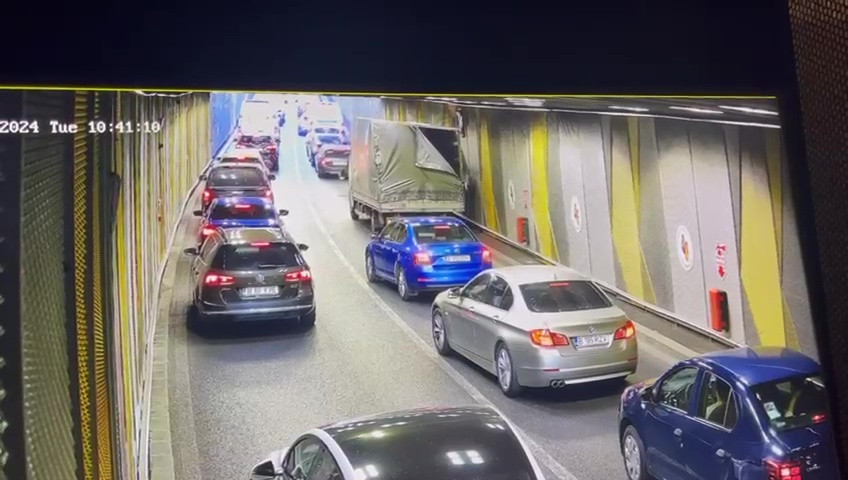 VIDEO. Încă un incident în Pasajul Unirii din București. O autospecială a lovit un ventilator automat