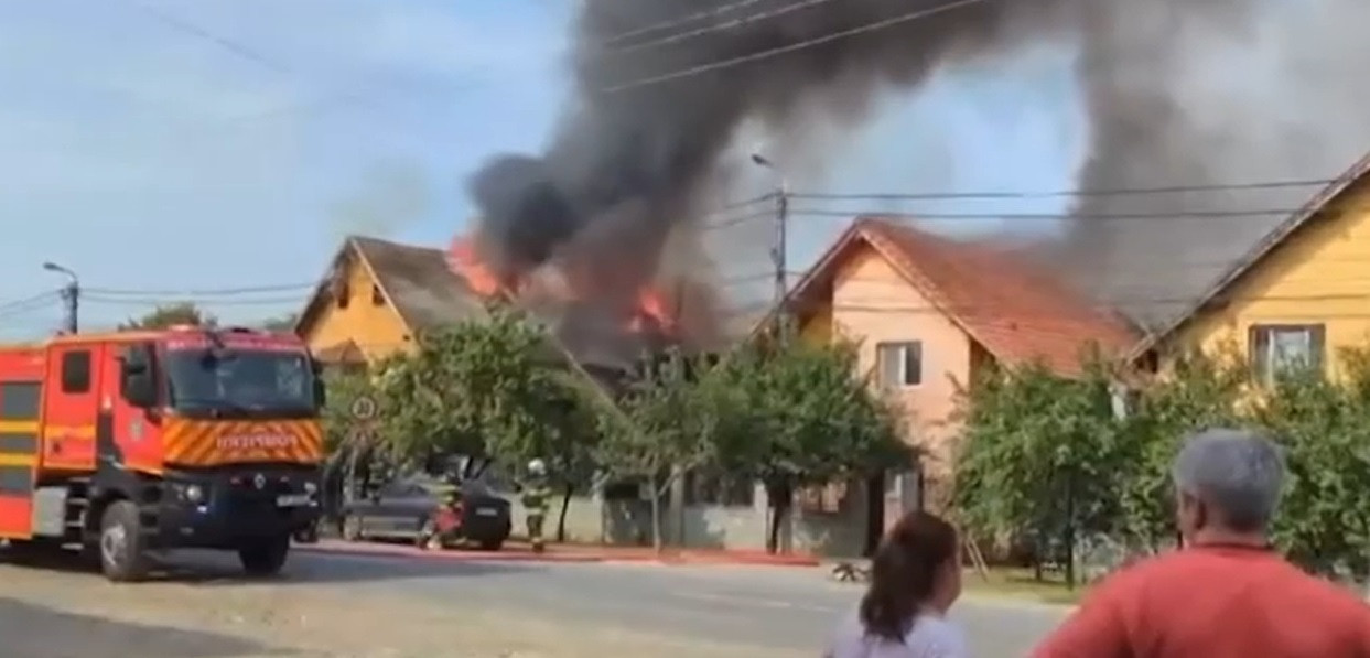Incendiu violent în Timișoara. Flăcările au distrus rapid două case. Cauza stabilită de pompieri