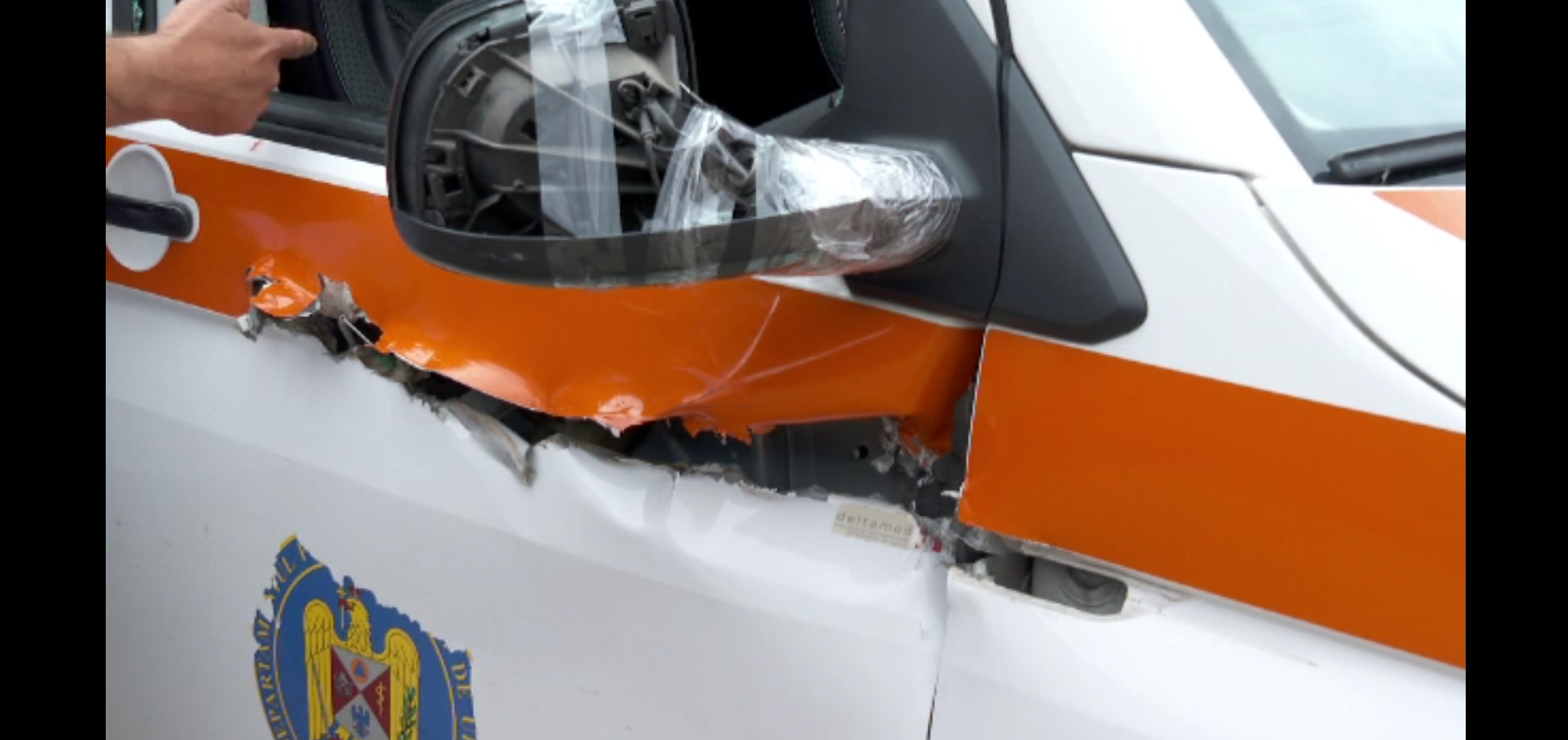 Accident șocant în Brașov. O ambulanță a intrat într-o căruță plină cu fier vechi, iar un asistent medical a fost grav rănit