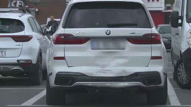 O femeie a fost grav rănită după ce băiețelul ei s-a urcat la volan și a dat cu mașina peste ea, în București