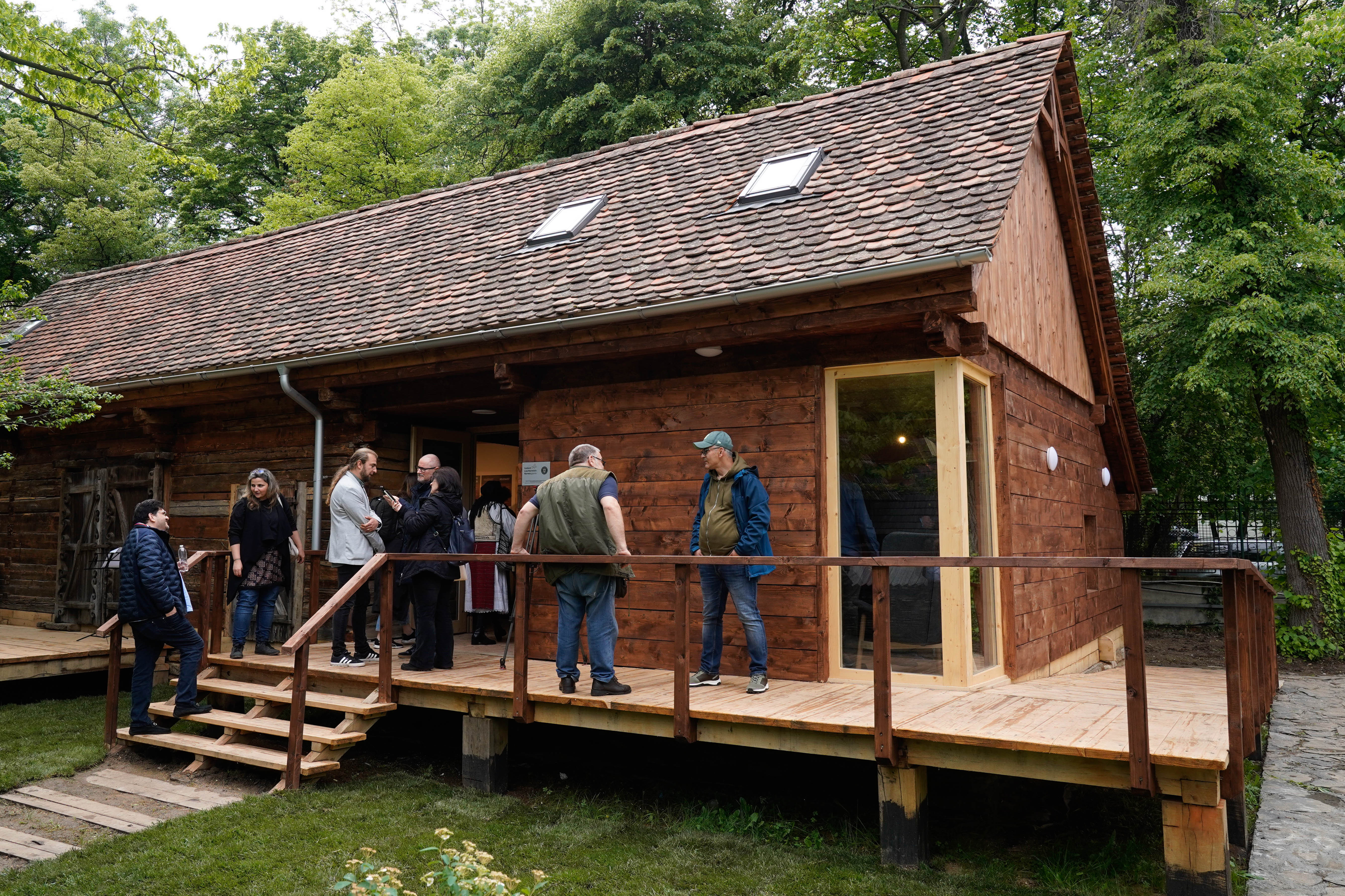 Vizitatorii evită Muzeul Satului din București, din cauza mirosului greu al lacului Herăstrău: ”Nici nu poți să respiri!”