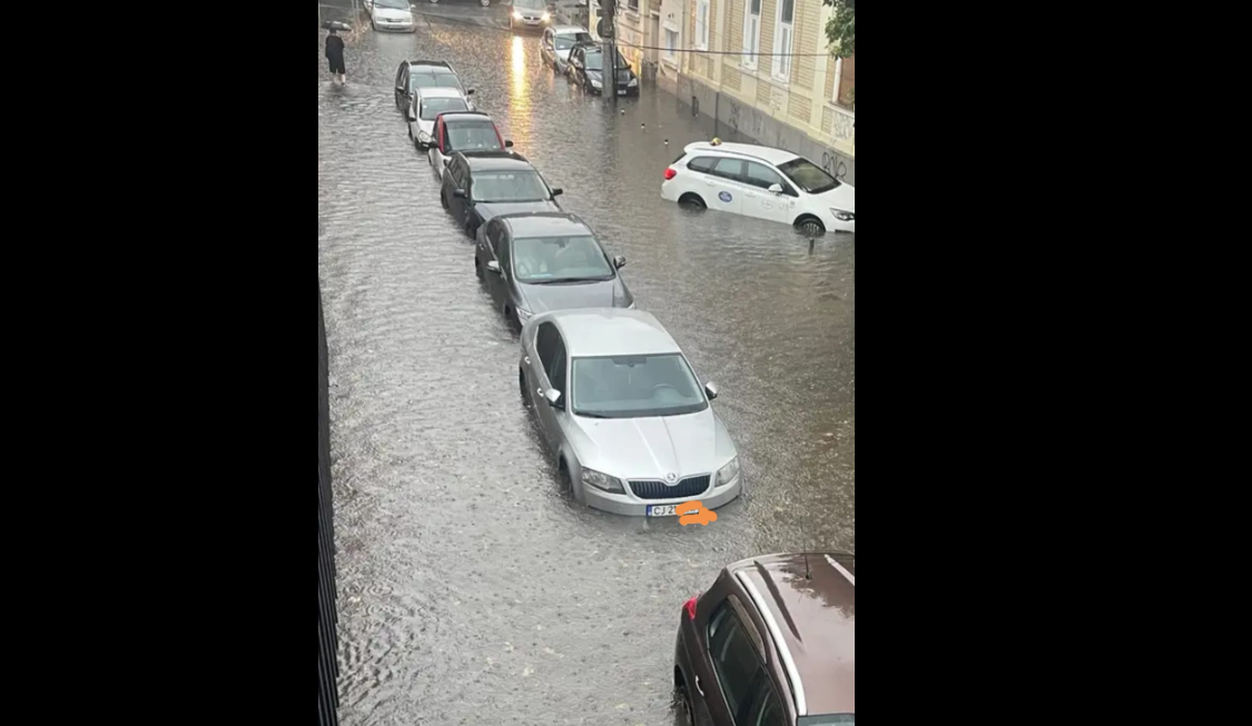 Furtună puternică în Cluj-Napoca. Străzi şi subsoluri inundate. O maşină a rămas blocată în apă sub un pod. VIDEO
