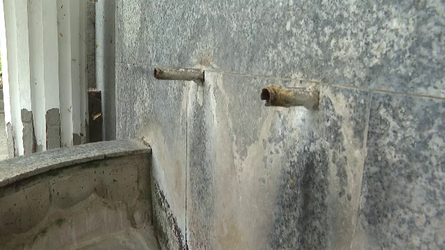 Două izvoare tămăduitoare care atrăgeau turişti în Băile Herculane au secat după ce un investitor local a forat în zonă