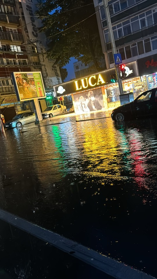 Furtună violentă la Iaşi. Copaci căzuţi, străzi inundate și mașini avariate | FOTO & VIDEO