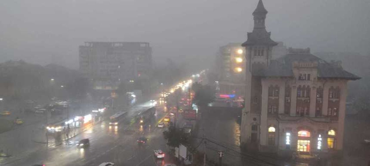Furtună violentă în Iași: Copaci doborâți, străzi inundate și zeci de mașini avariate — image 3