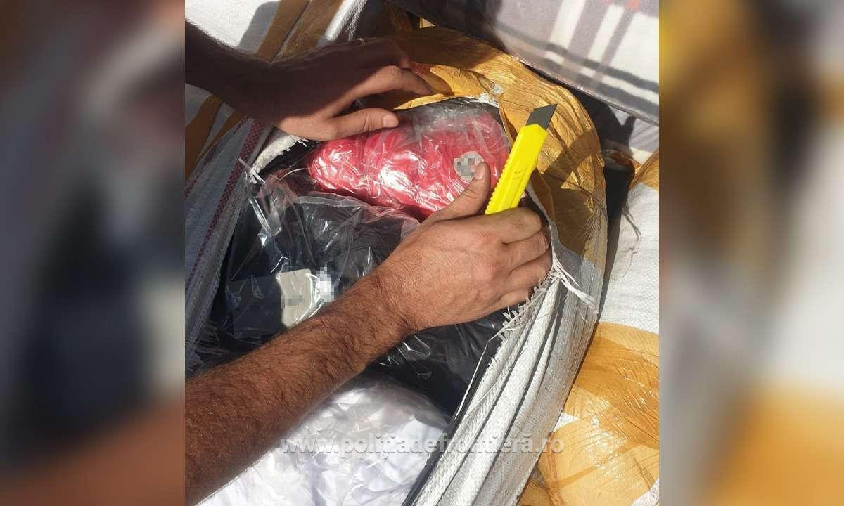 Descoperire de peste 8 milioane de lei în Giurgiu. Ce au găsit polițiștii într-un TIR care voia să intre în țară | FOTO