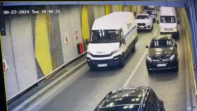 Încă un incident în Pasajul Unirii din București. O autospecială a lovit un ventilator automat-2