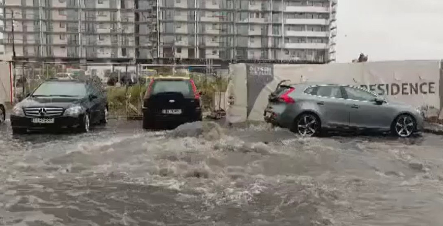 Vremea rea face prăpăd în România. Mai multe străzi din Cluj-Napoca au fost înghițite de apă, în doar o jumătate de oră