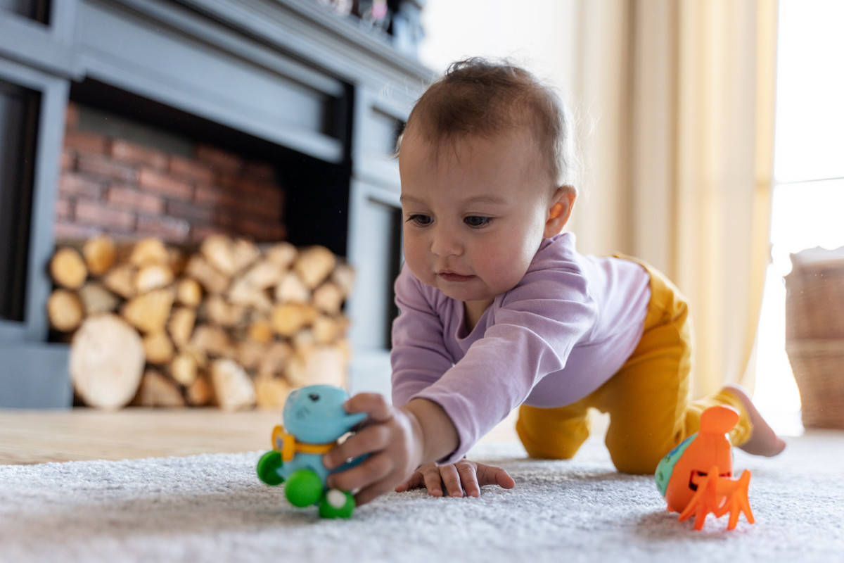 (P) Când începe bebe să se joace cu jucăriile?