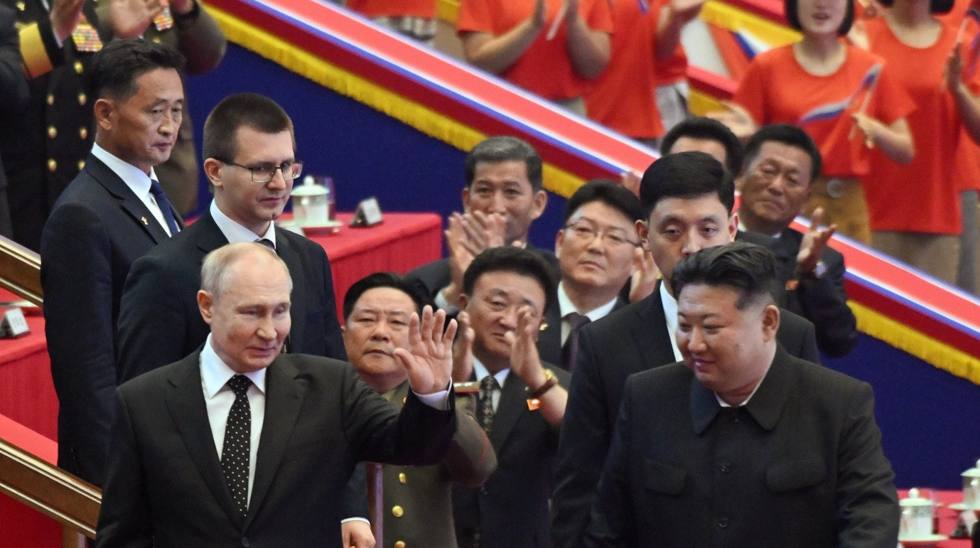 Kim Jong-un a sărit în ajutorul lui Putin. Coreea de Nord a trimis în Rusia peste 13.000 de containere cu arme, anunță Seulul