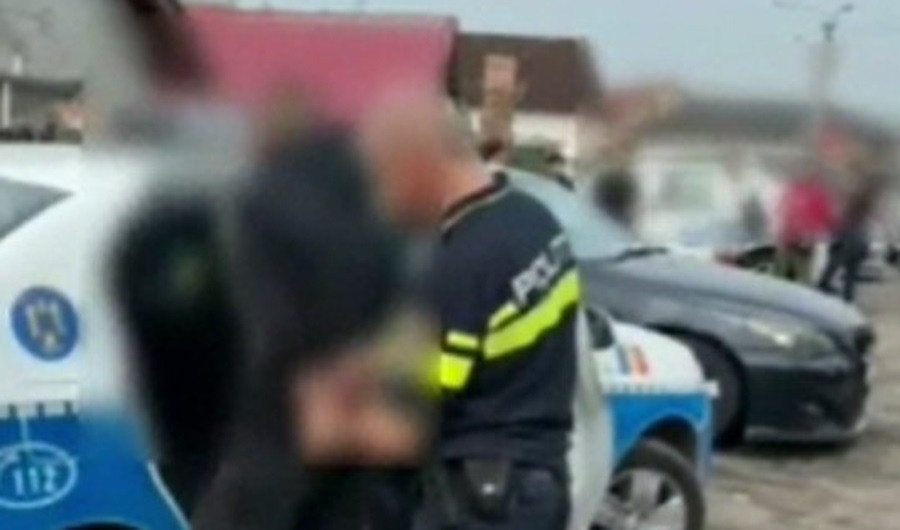 Un polițist a fost rănit după ce a fost târât cu maşina de un şofer de 20 de ani pe care îl oprise pentru control