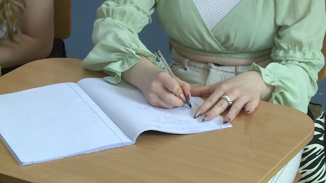 Elevii îmbrăcați "nepotrivit" pentru mediul școlar pot fi dați afară de la ore. Ce se modifică din toamnă