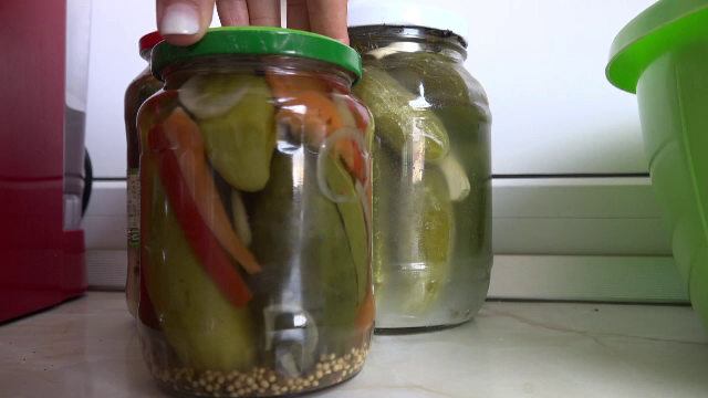 Salicilul, folosit de gospodine la conserve, va dispărea din magazine. Ce efecte negative are asupra organismului