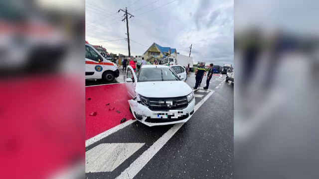 Accident cu 4 mașini în Focșani. Cinci polițiști în misiune au fost răniți după ce autospeciala lor a fost lovită de un șofer