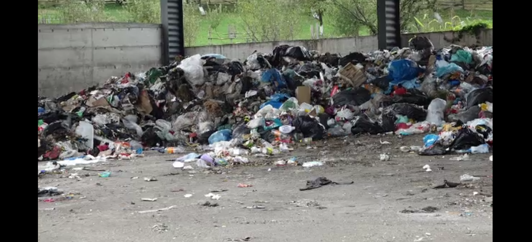 Un copil nou-născut a fost găsit mort pe o rampă de colectare a deşeurilor din Maramureş