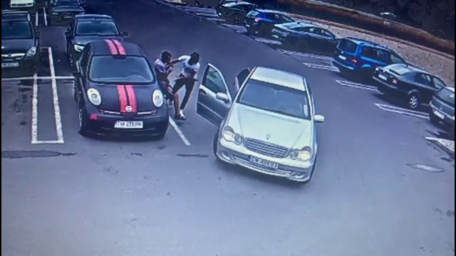 Un bărbat cu handicap a fost răpit din faţa unui magazin din Timişoara şi dus la Cluj să cerşească. Momentul a fost filmat