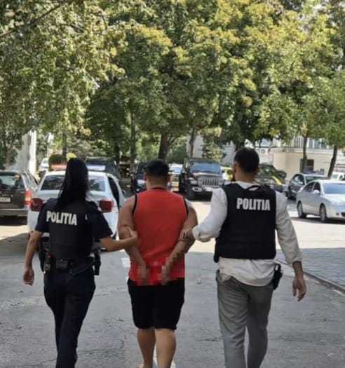 Vâlcea: Tânăr reţinut pentru distrugere şi tulburarea ordinii şi liniştii publice, după ce a spart cu drujba uşa unui club