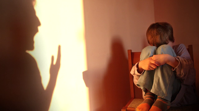 Măsurile luate de Guvern împotriva violenței asupra copiilor în creșe, grădinițe și școli. Vor beneficia de terapie gratuită