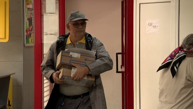 Ce spun angajații Poștei Române despre noile uniforme. „Nu mai transpir, e mai răcoros, pantalonii sunt mai comozi”