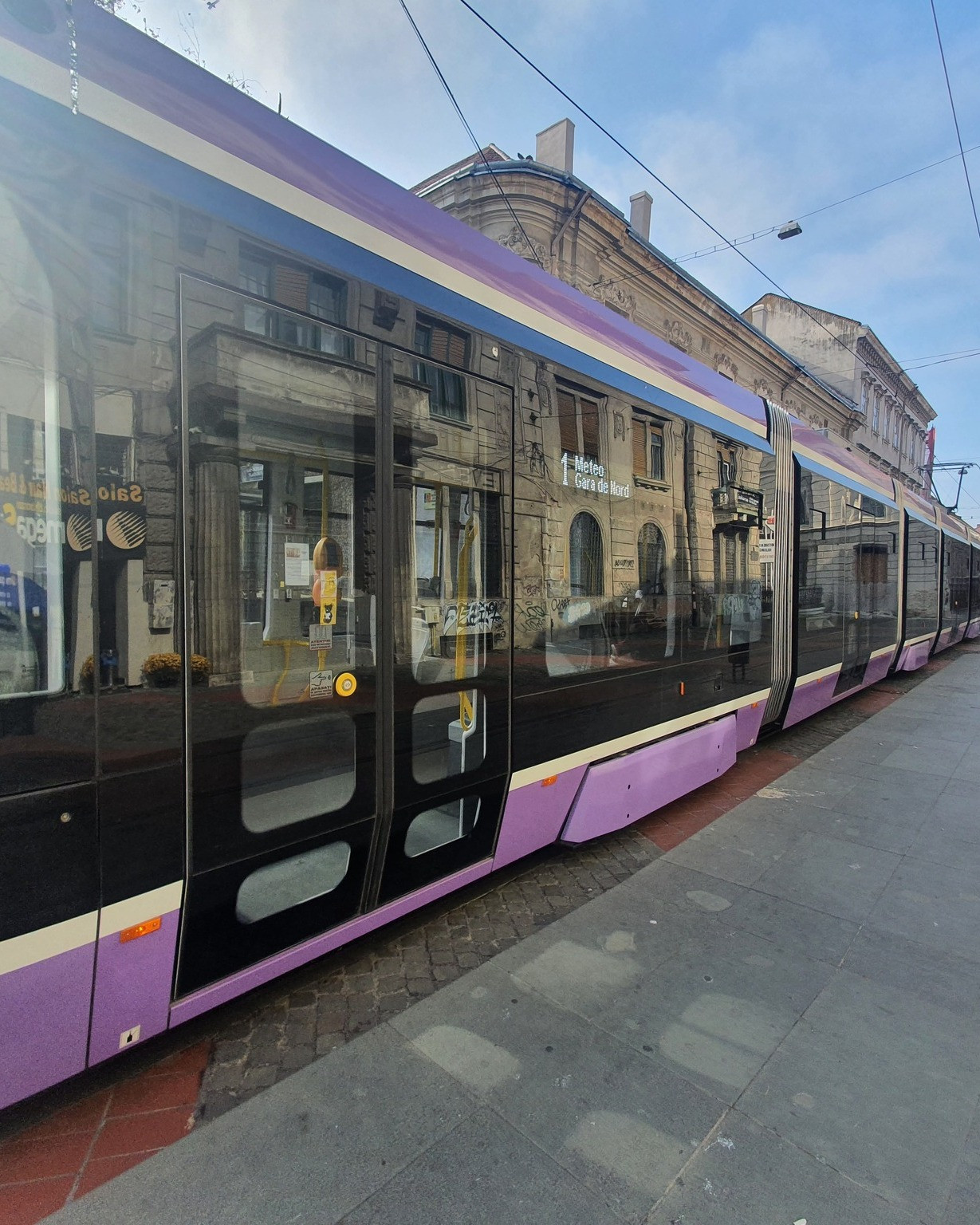 O femeie din Timișoara a rămas fără o mână după ce a forţat uşile unui tramvai pentru a coborî şi a căzut sub el