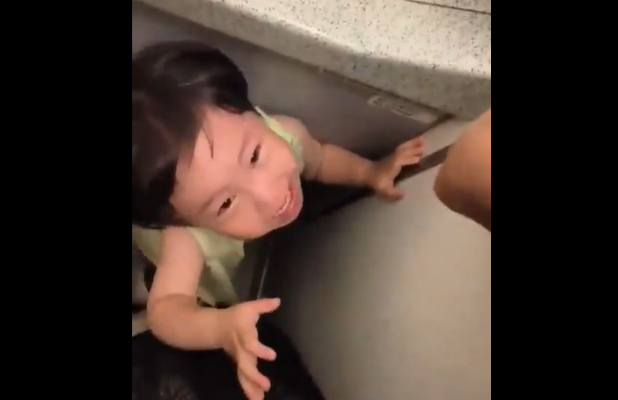 Revoltă online după apariția unei filmări în care 2 femei încuie o fată care plânge în toaleta avionului pentru a o „educa”