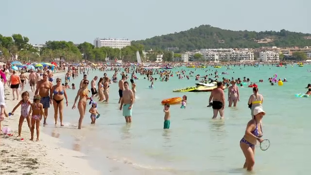 Metoda inedită prin care turiștii scapă de „bătaia” pentru șezlong pe plajele din Mallorca. „Nu mai mă trezesc dimineața”