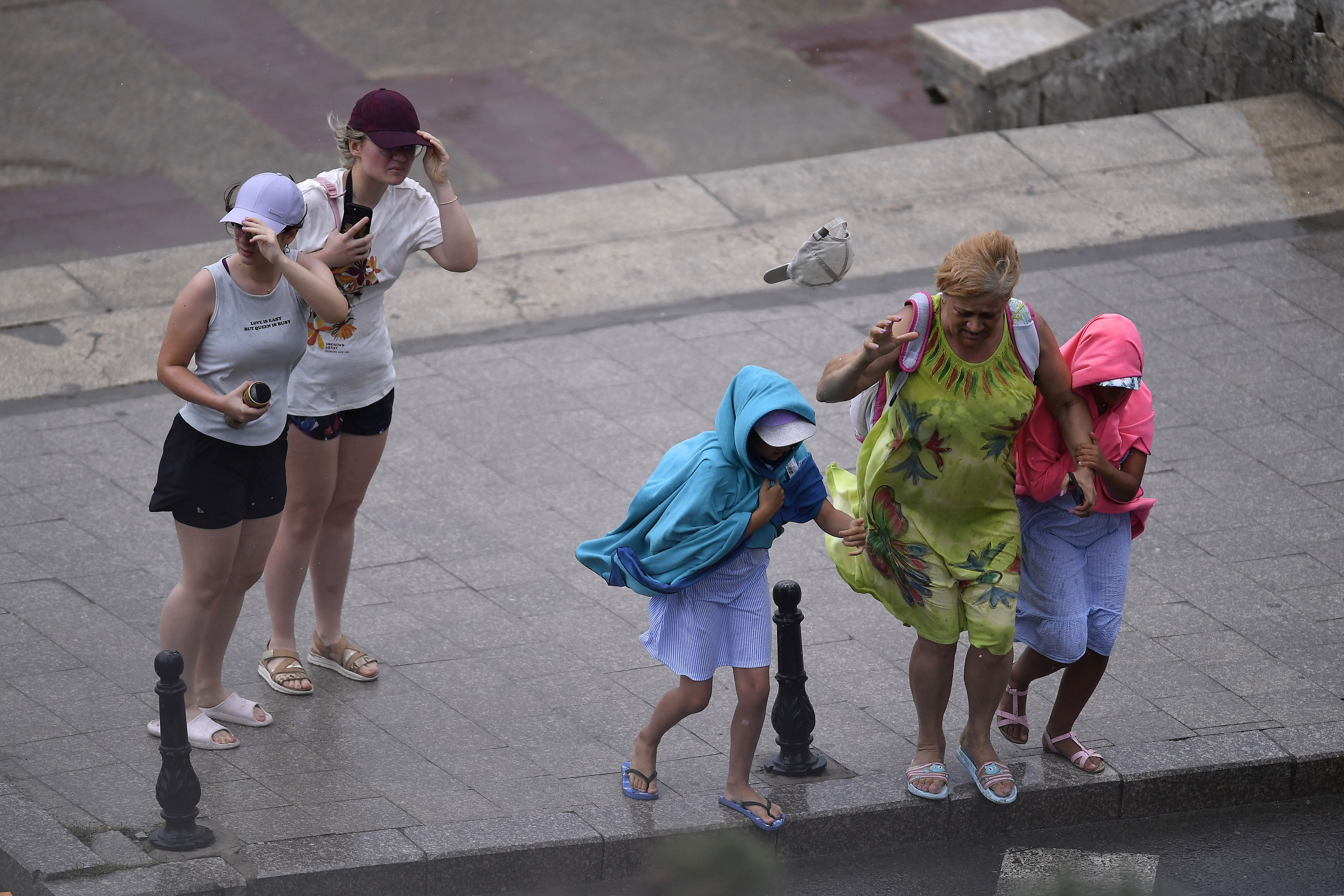 Cod galben de furtuni, cu averse torenţiale, descărcări electrice şi vânt puternic, în cea mai mare parte a țării. HARTĂ