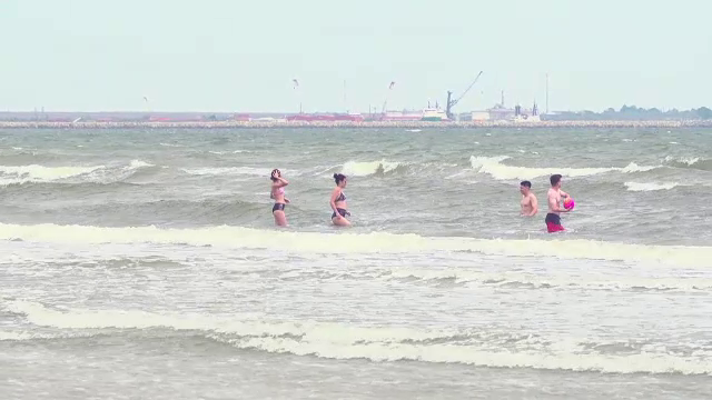 Începe „Litoralul pentru toți”: Turiștii se pot caza de la 75 de lei pe noapte. ”Rămânem la nivelul de tractoriști”