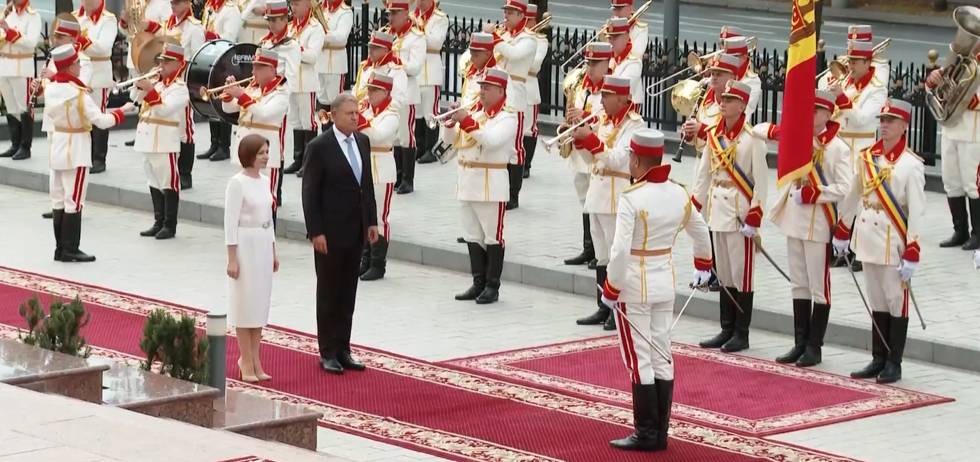 Klaus Iohannis, primit la Chişinău de omologul din Republica Moldova: „Am semnat cu Maia Sandu o declaraţie comună”