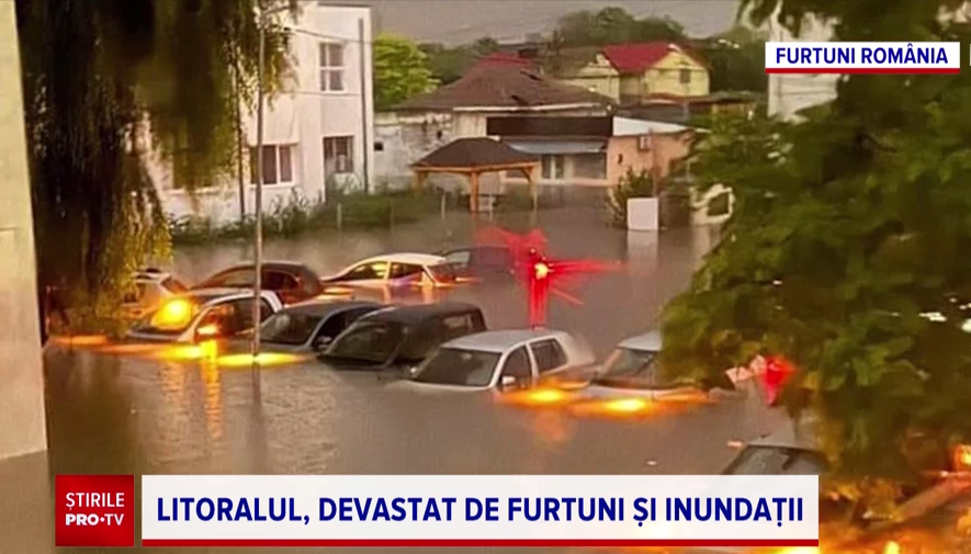 Litoralul românesc, devastat de furtunile puternice. „Totul e rupt, curțile oamenilor, e calamitate, e distrugere”