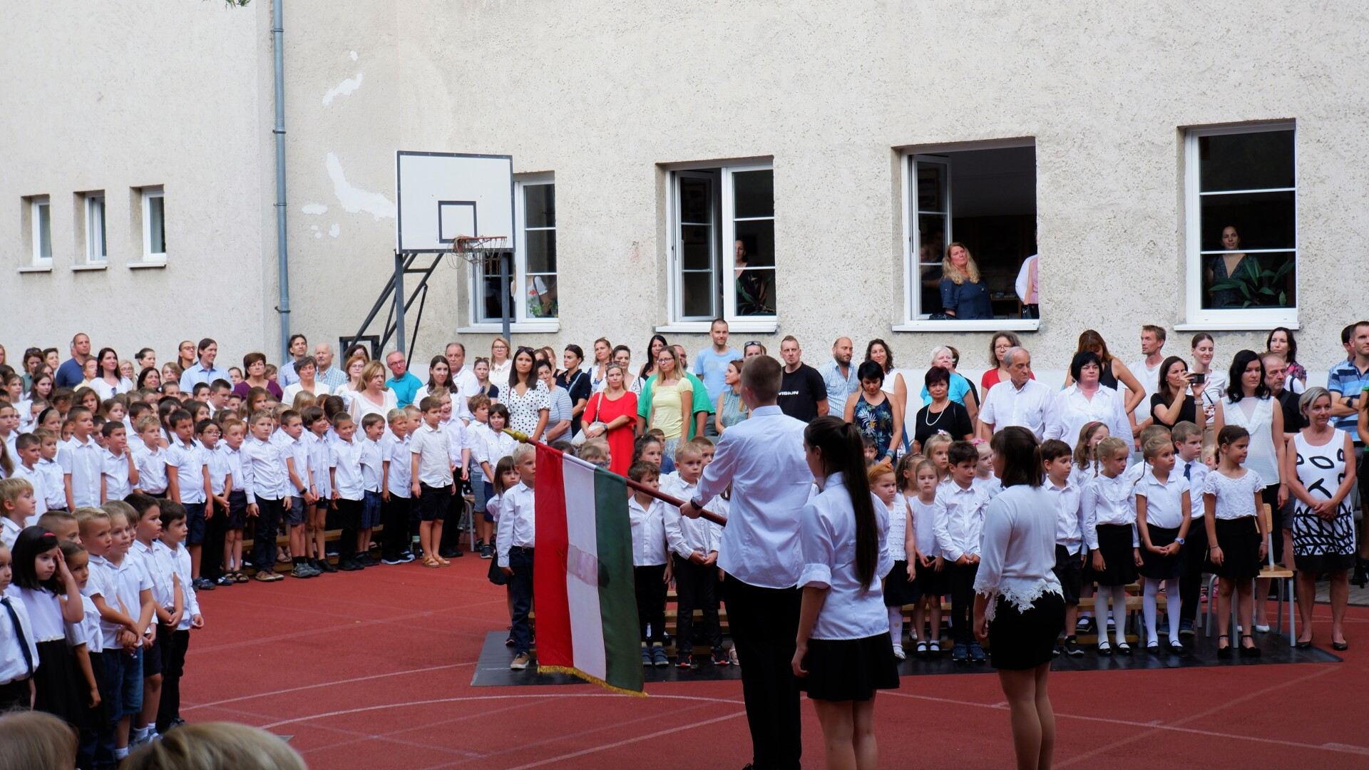 Elevii din Ungaria nu mai au voie cu telefoane la școală