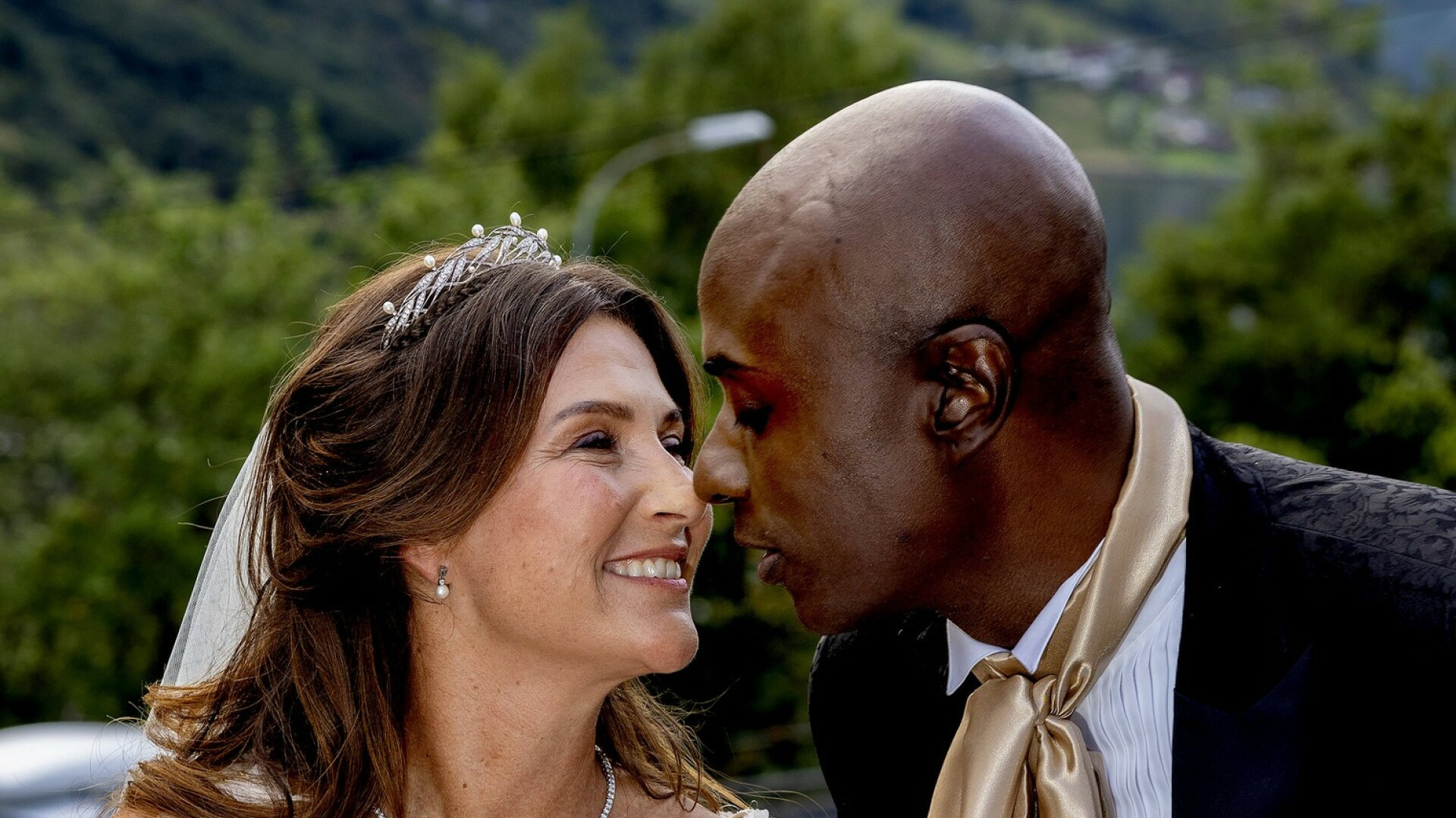 Imagini de colecție de la cea mai controversată nuntă regală. Cum au apărut Martha Louise și Durek Verrett în fața publicului