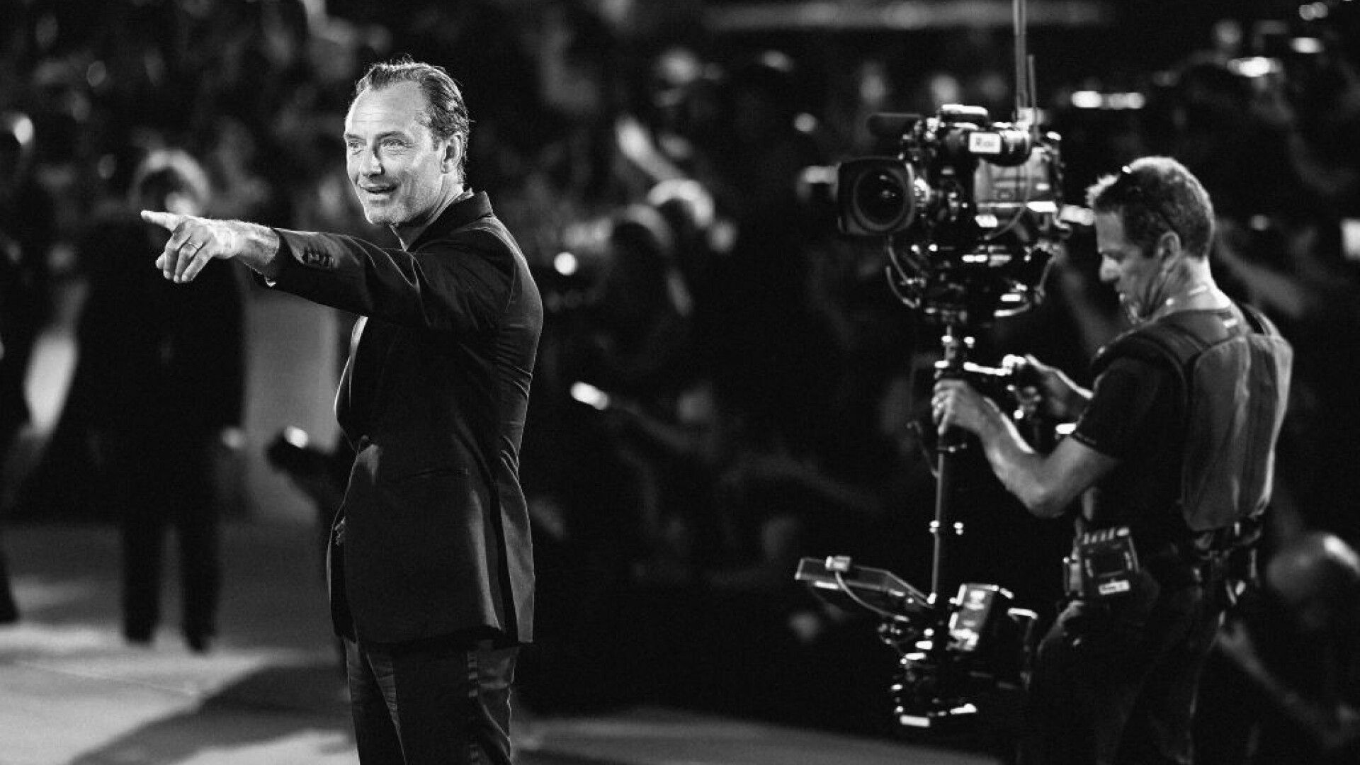 Jude Law a făcut senzație la Festivalul de film de la Veneția. Apariție spectaculoasă într-un costum negru fără cămașă