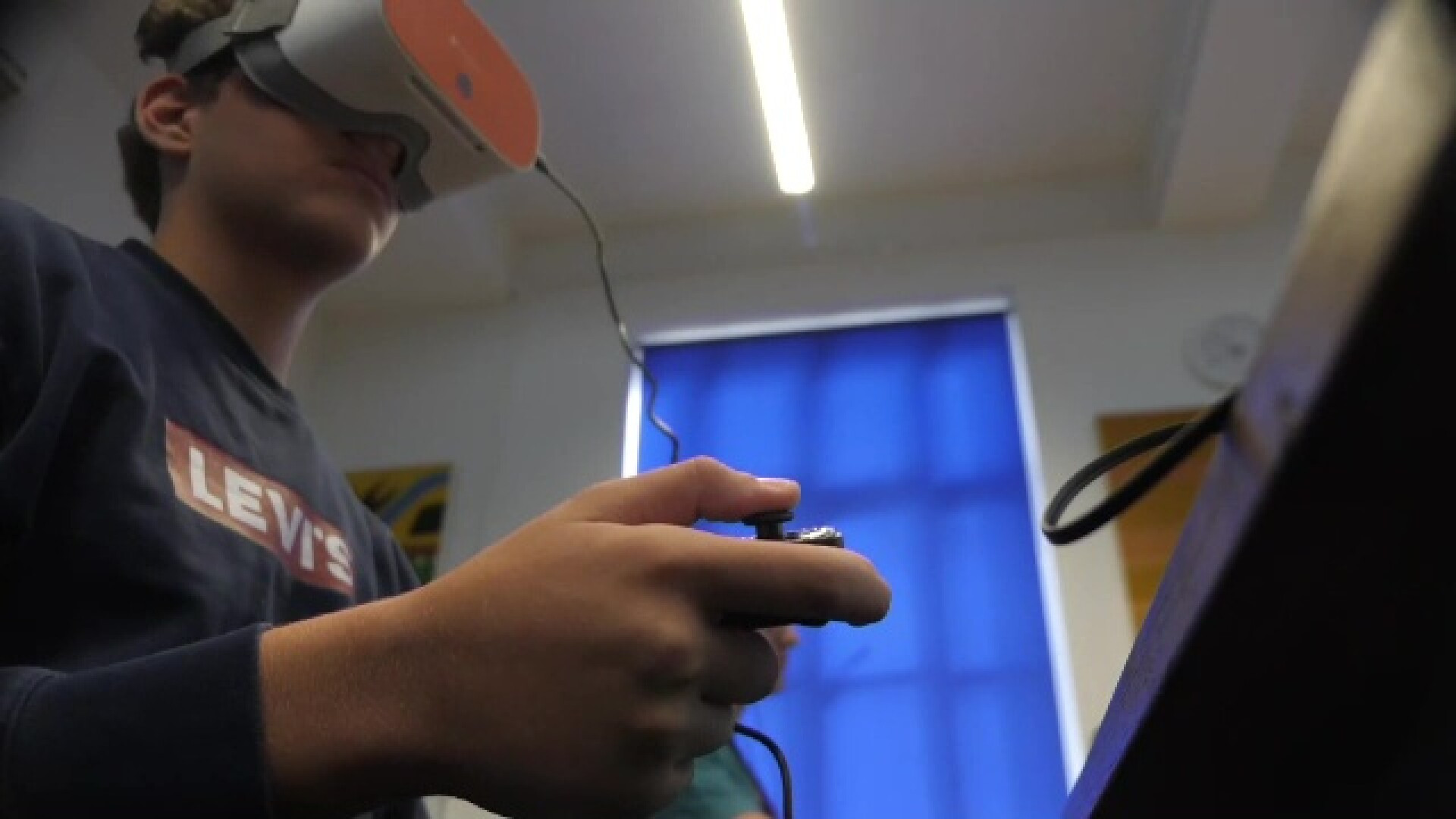 O școală privată oferă prima sală de clasă din Marea Britanie în care predarea va fi realizată de inteligența artificială