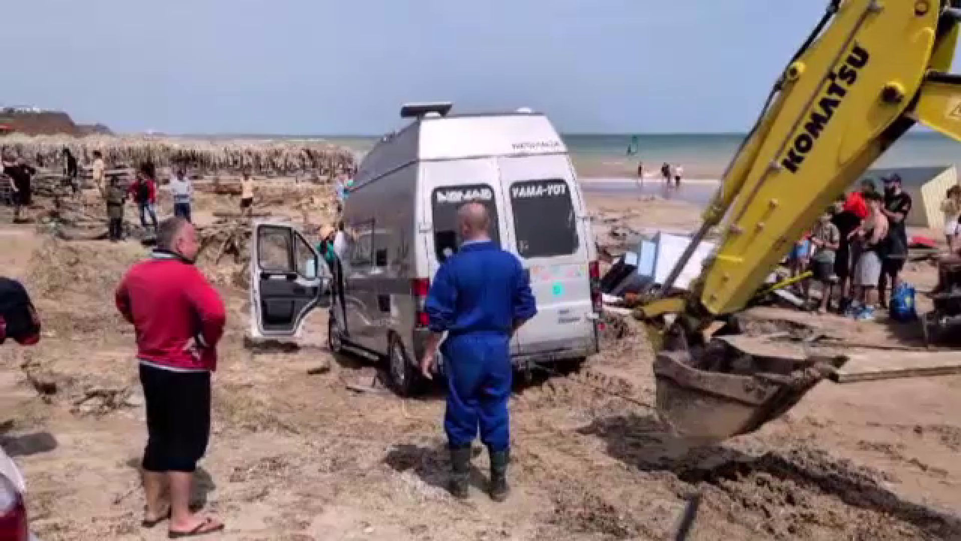 În ciuda furtunilor care au distrus plajele din Vama Veche, turiștii nu au plecat acasă. „Îmi vine să plâng”