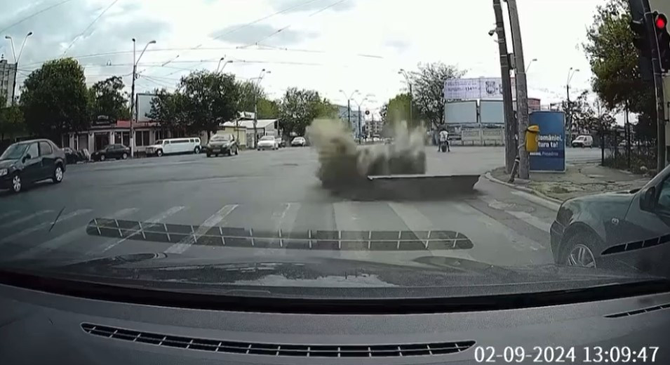 O țeavă de gaze a explodat într-o intersecție din București. Momentul a fost surprins de o cameră de bord | VIDEO