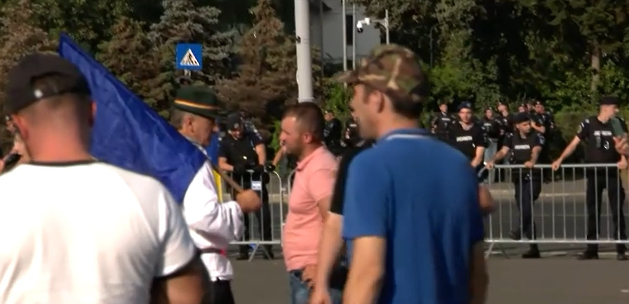 Îmbârnceli între ciobani și jandarmi în fața Guvernului. Oamenii cer explicații în contextul pestei la ovine