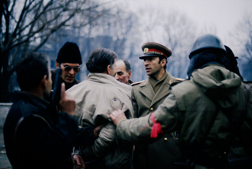 Când au fost recrutaţi cei mai mulţi informatori din istoria României comuniste. Numărul celor care au refuzat Securitatea