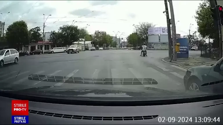 O țeavă de gaze a explodat într-o intersecție din București. Momentul a fost surprins de o cameră de bord | VIDEO