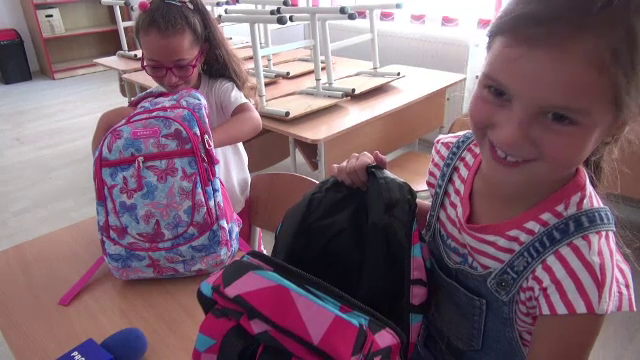 Ghiozdane şi rechizite şcolare pentru copii nevoiași, oferite de voluntari din Bacău