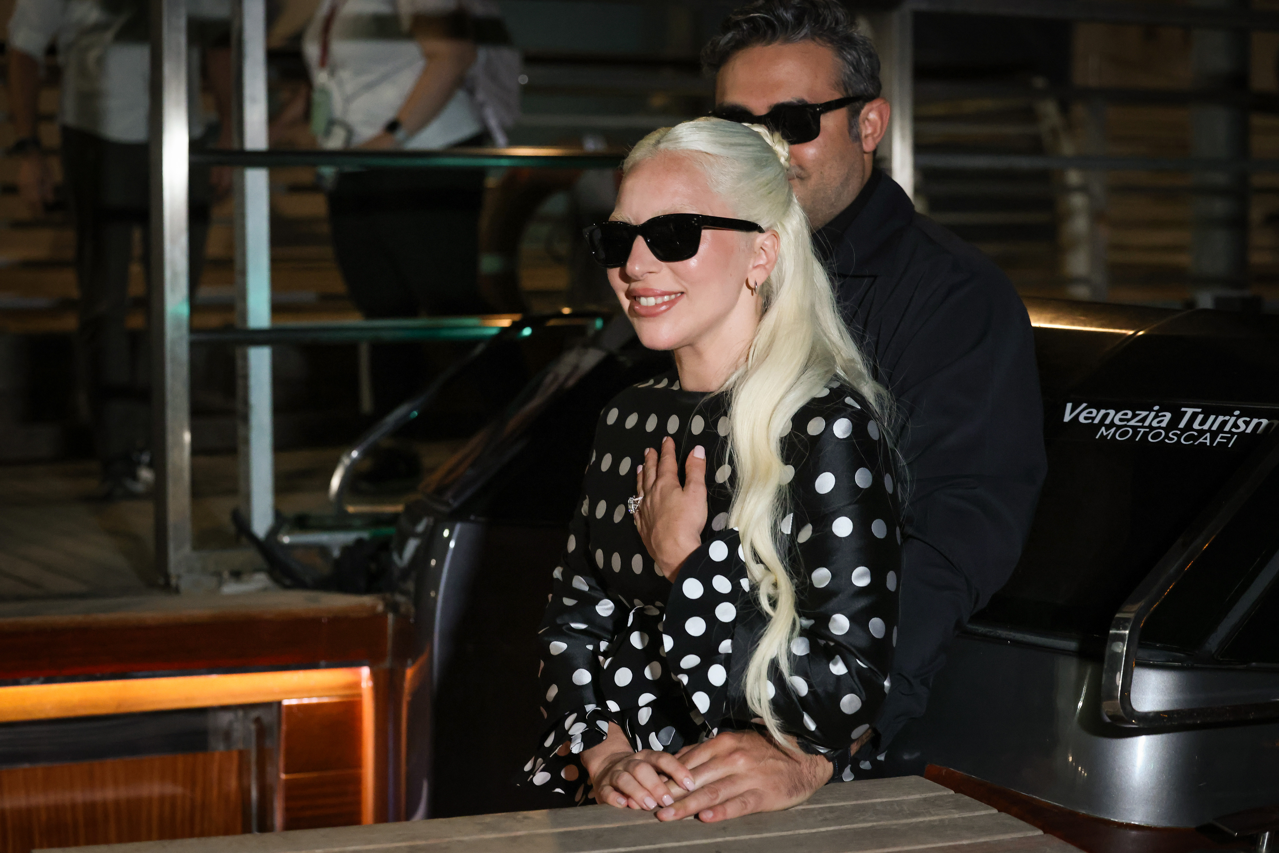 Lady Gaga, surprinsă în ipostaze tandre alaturi de logodnicul ei, Michael Polansky. Cum au fost fotografiați