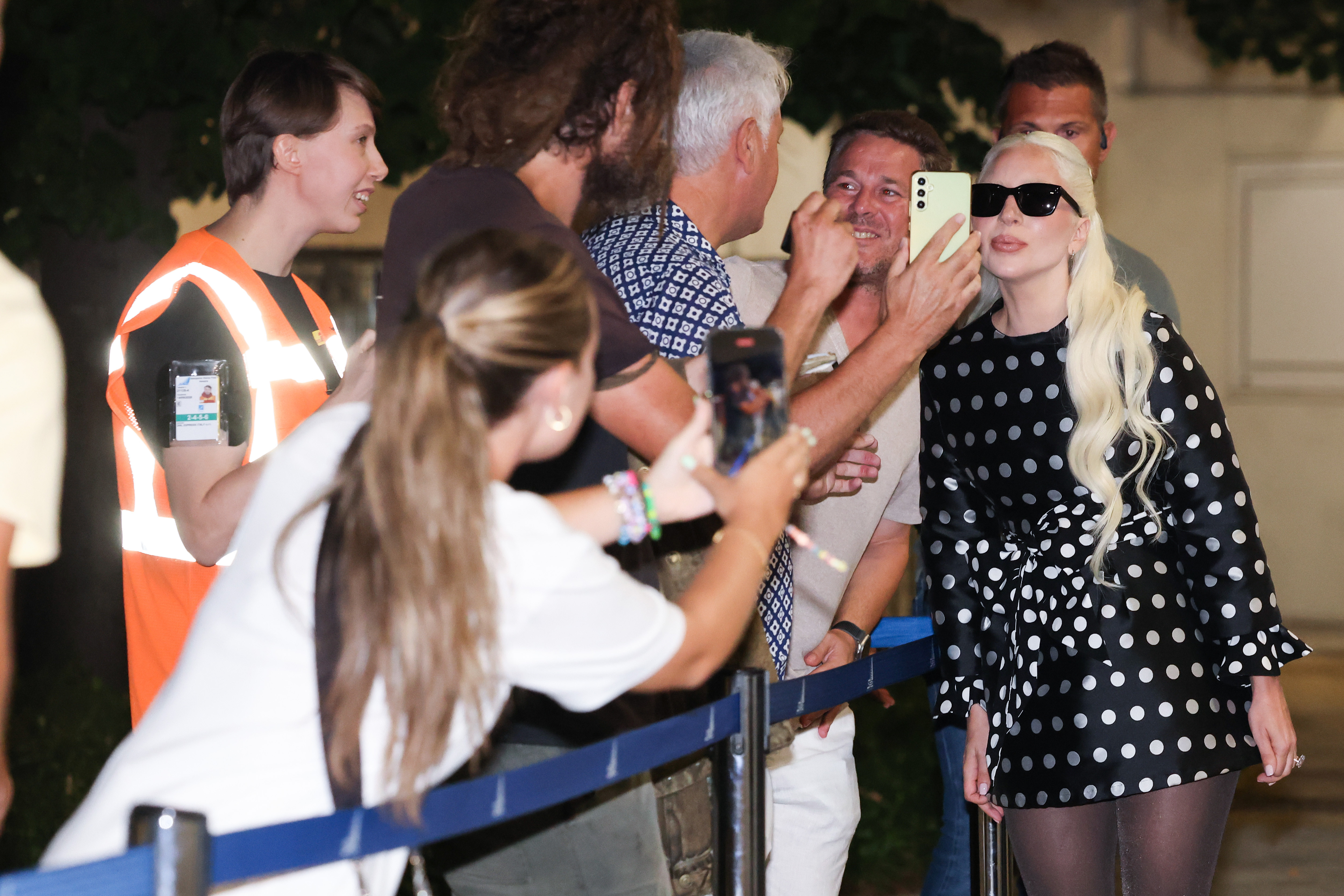 Lady Gaga, plină de eleganță pe străzile din Paris. Ținuta cu care a atras toate privirile. GALERIE FOTO