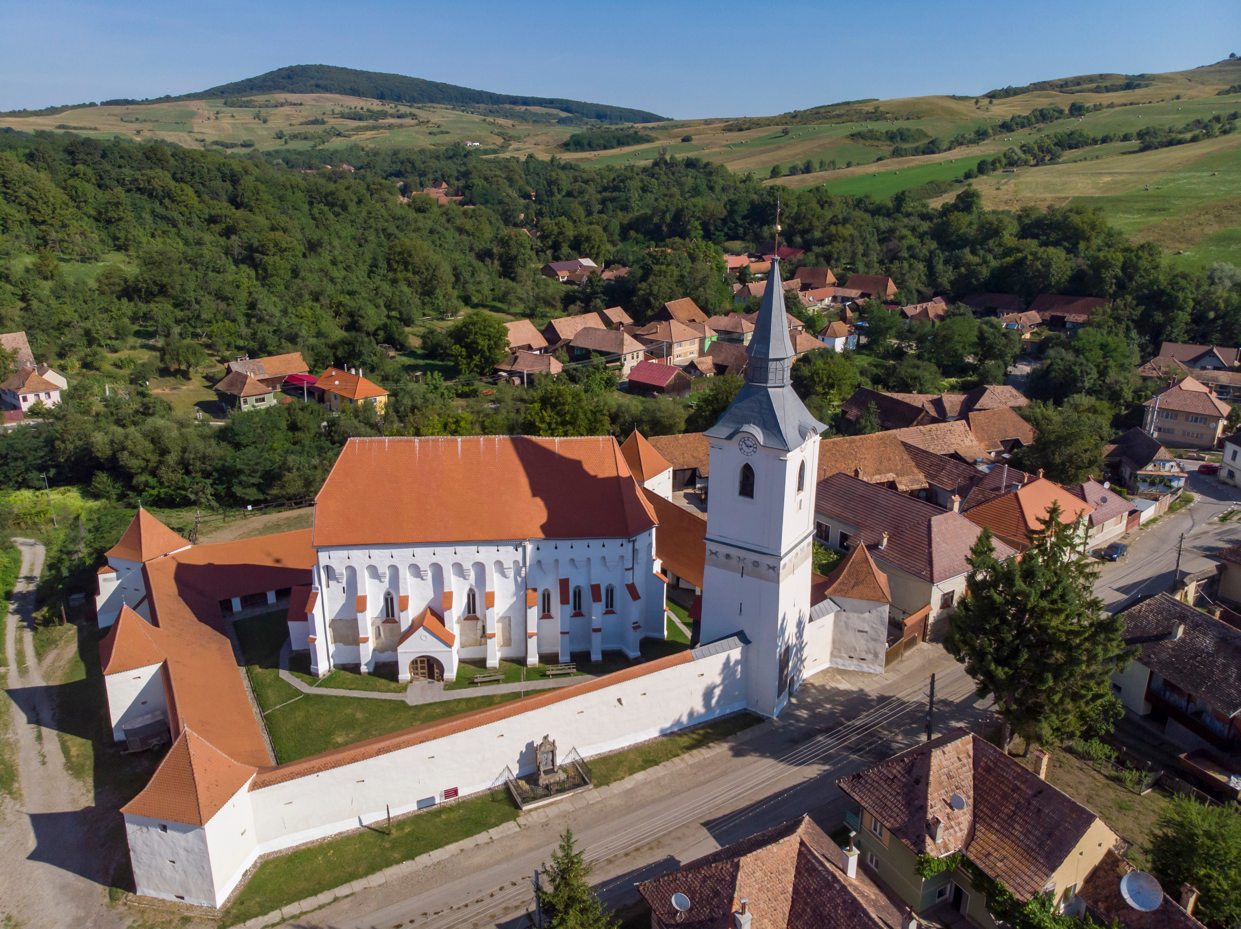 Satul din România în care găsești „Cetatea slăninilor”. Puțini români știu de existența acestuia și de ritualurile de aici