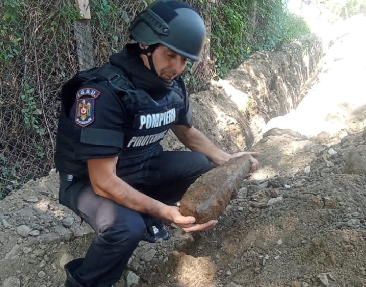 Descoperire explozivă într-o localitate din Vâlcea. O bombă din Primul Război Mondial stătea, neexplodată, pe drum