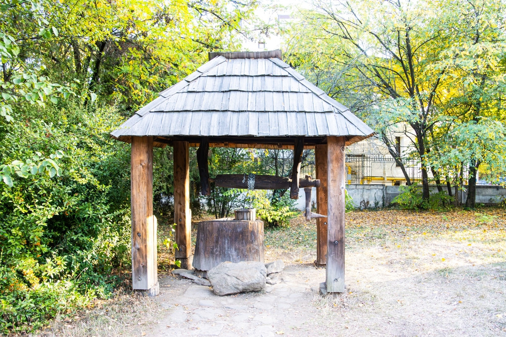 Un bărbat din Neamț a găsit un schelet uman în fântână, în timp ce o curăța