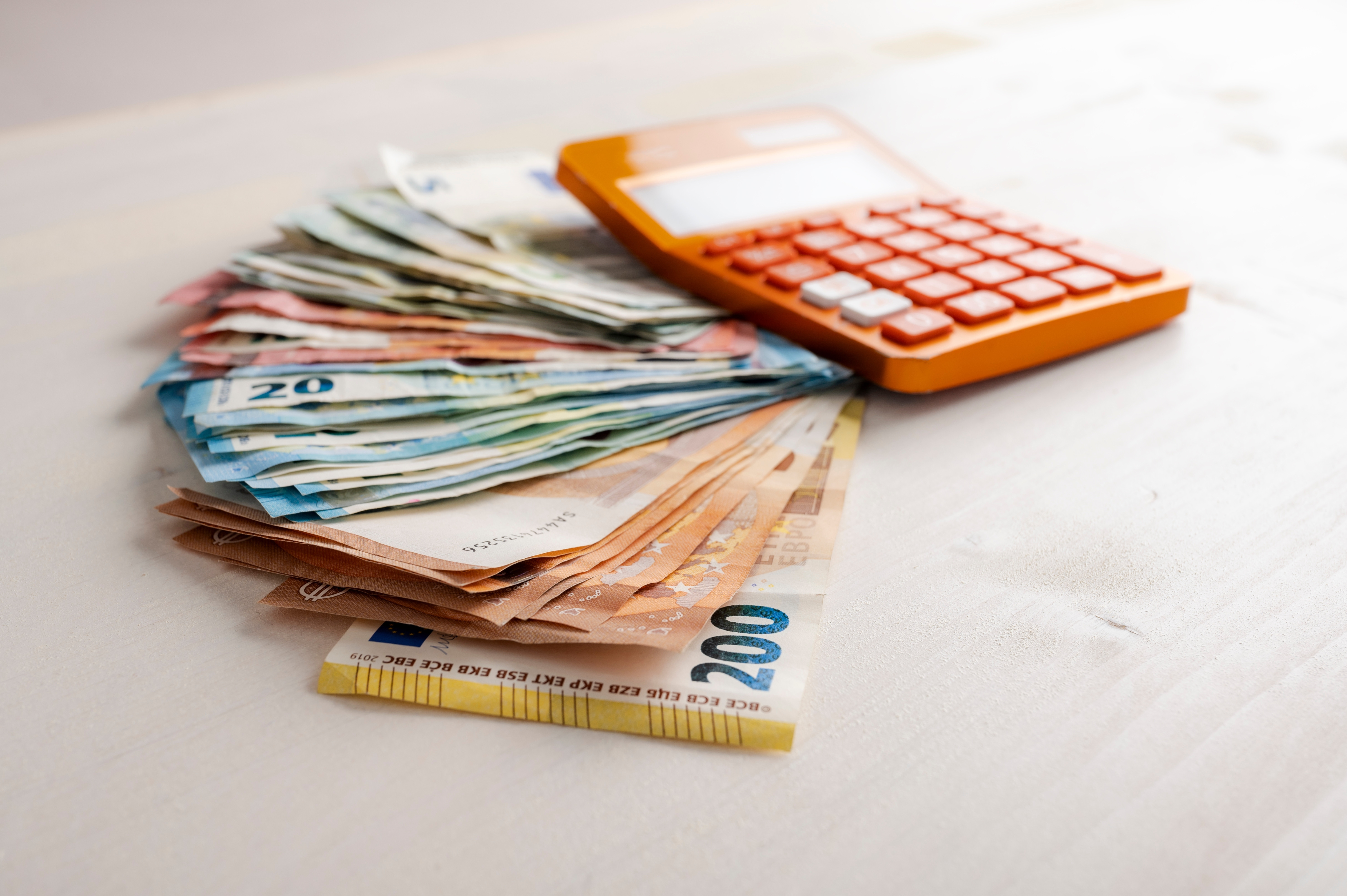 Guvernul impune măsuri de austeritate: Se opresc toate angajările la stat. Ce se întâmplă cu banii necheltuiți din PNRR