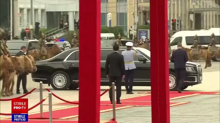 Vladimir Putin a fost primit cu fanfară, covor roșu și flori în Mongolia, țară care ar putea să-l aresteze oricând-1