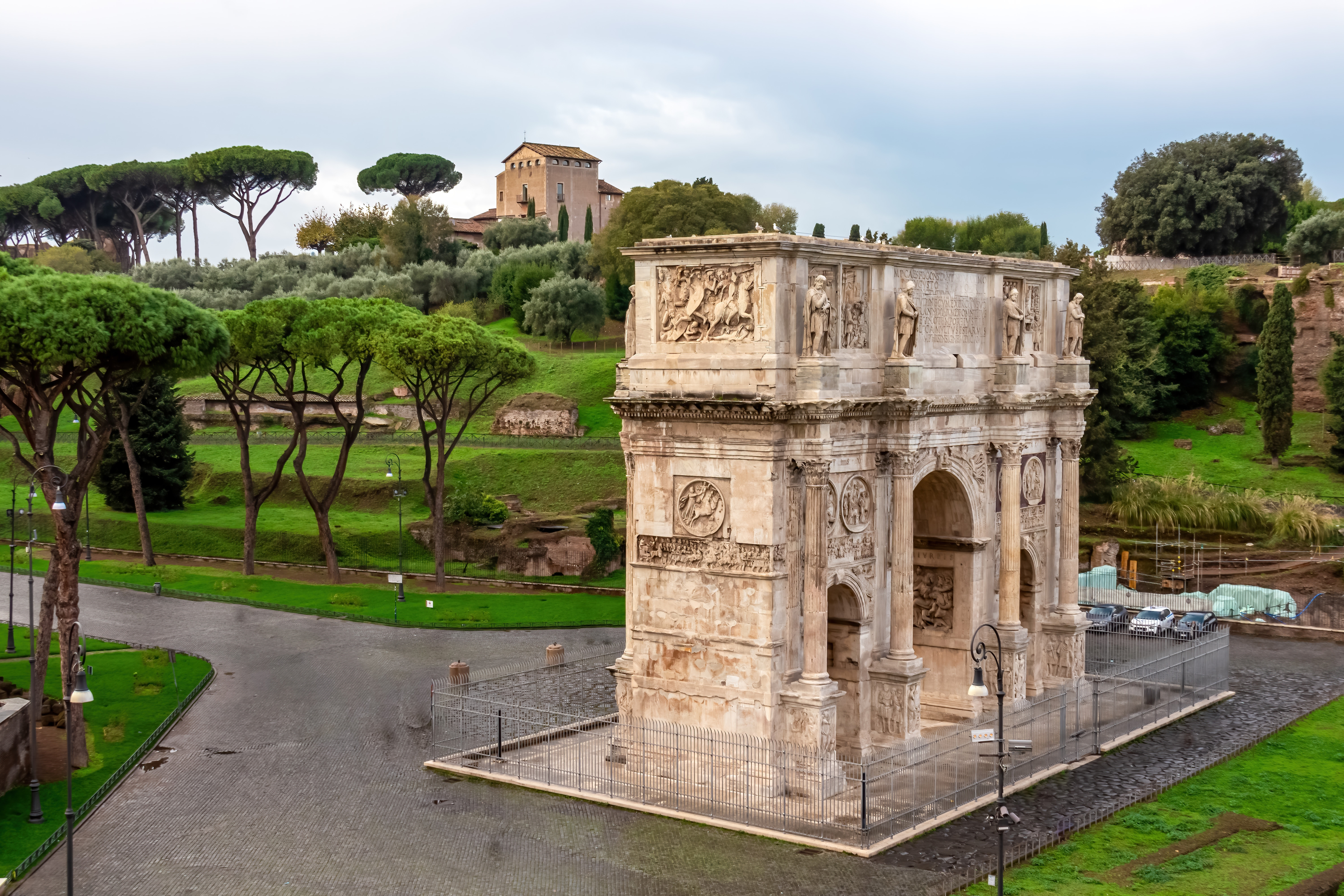 O furtună bizară a rupt bucăți din Arcul lui Constantin de la Roma. Un fenomen similar a scufundat superyacht-ul din Sicilia