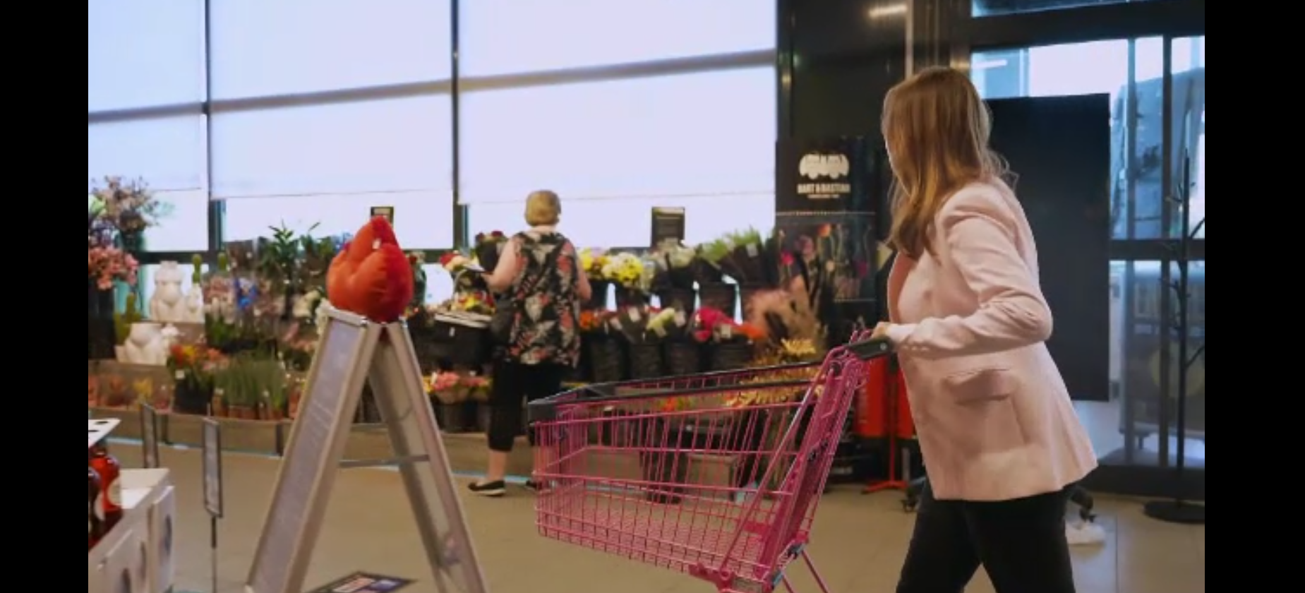 Idee inedită într-un supermarket. Clienții pot arăta că sunt disponibili pentru un flirt prin alegerea unui cărucior roz