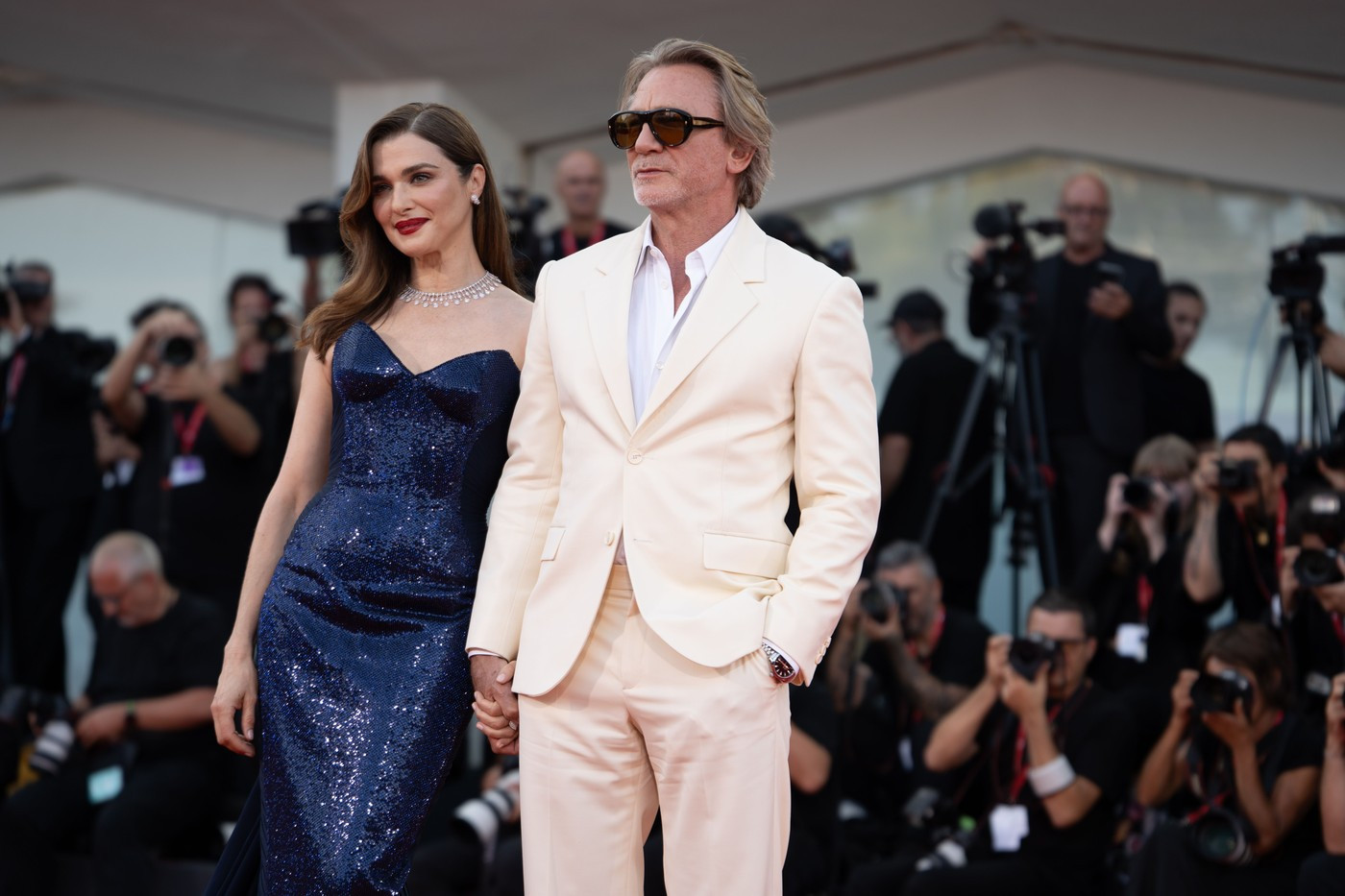 Daniel Craig și soția sa Rachel Weisz au făcut senzație pe covorul roșu de la Veneția. Craig își promovează filmul „Queer”